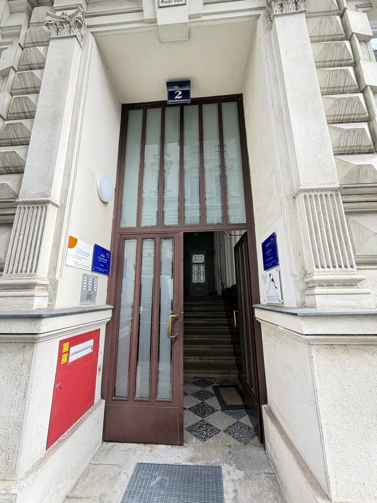 Hauseingang Günthergasse 2 mit Praxisschild